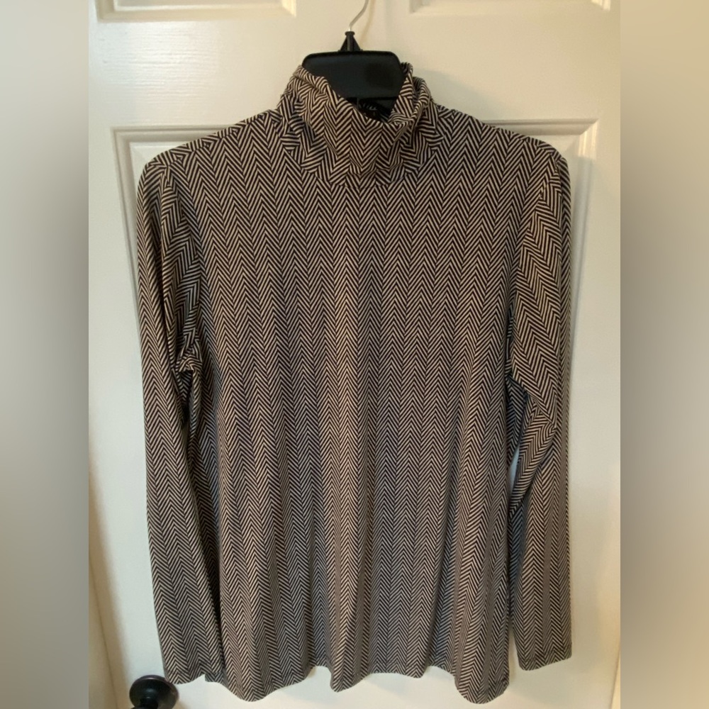 J McLaughlin lightweight knit turtleneck, size small